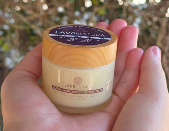 hydrated hands holding lavonatura sebo de res