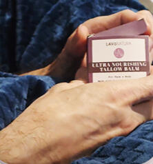 man holding lavonatura